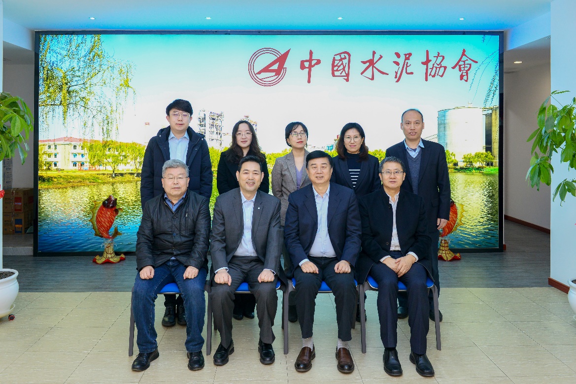 中材國際董事長劉燕一行到訪中國水泥協(xié)會